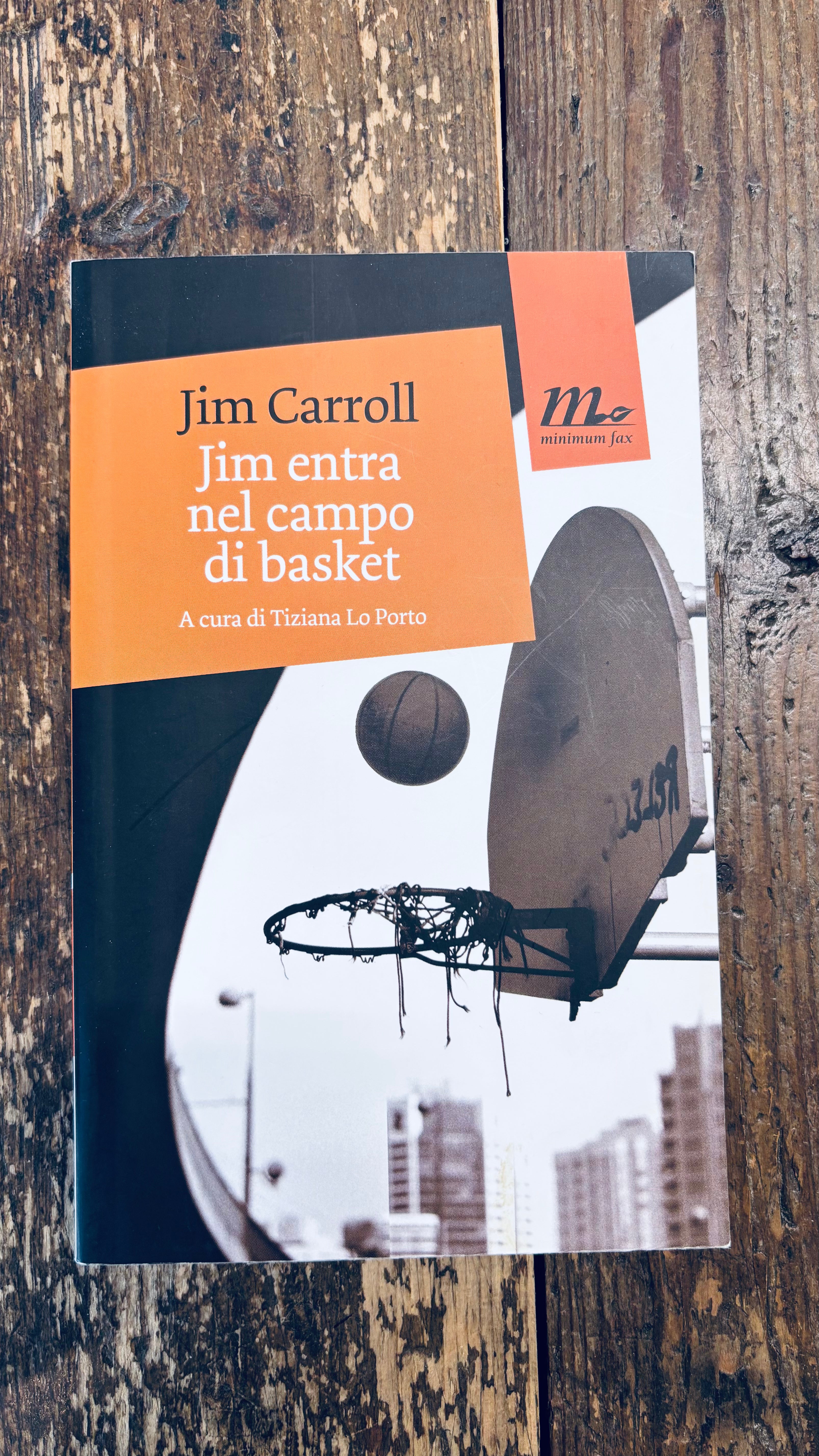 Jim entra nel campo di basket