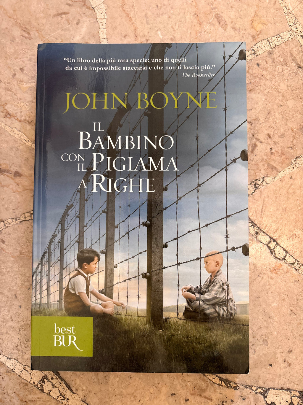 Il bambino con il pigiama a righe