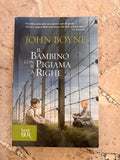 Il bambino con il pigiama a righe