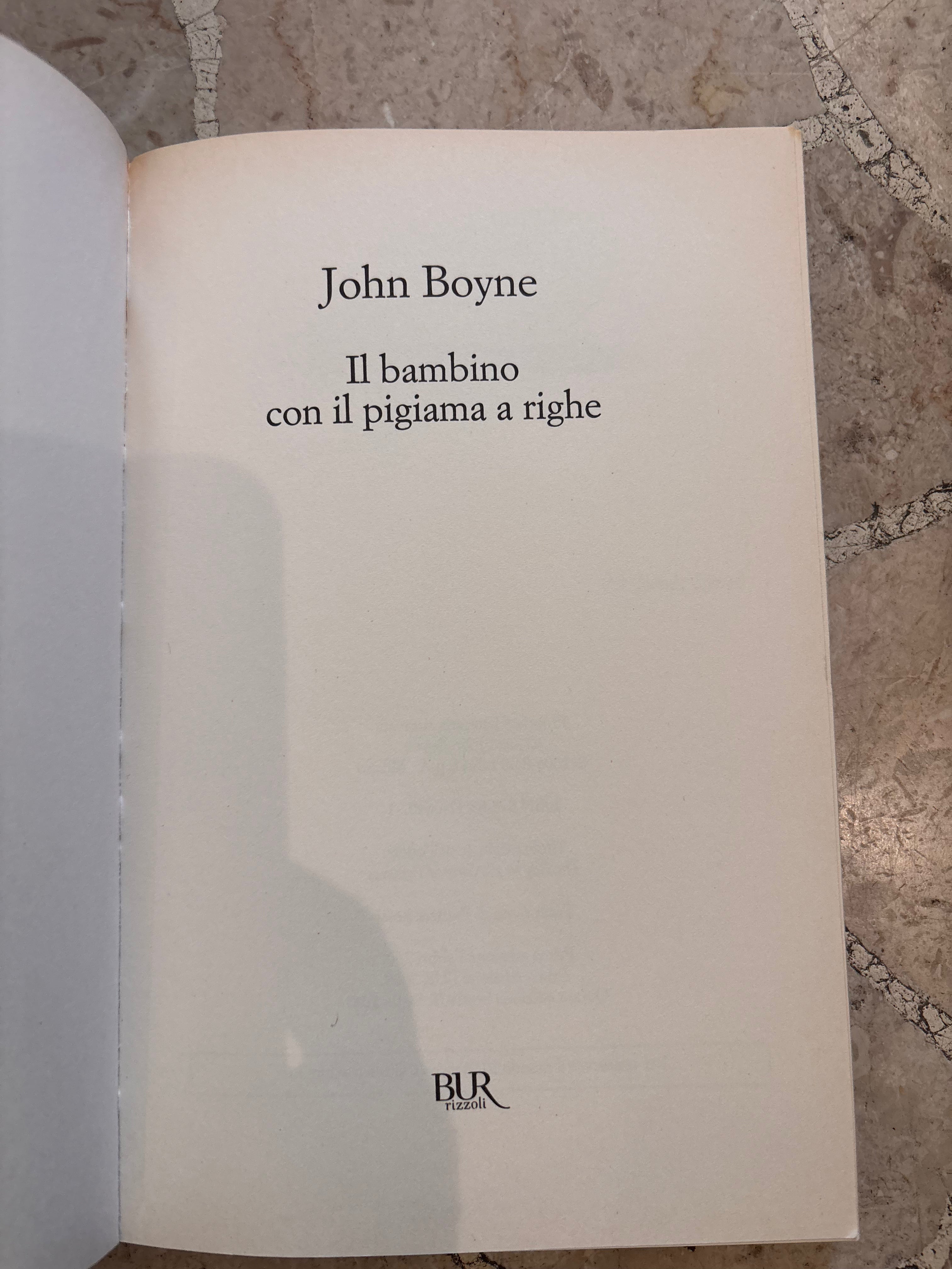 Il bambino con il pigiama a righe