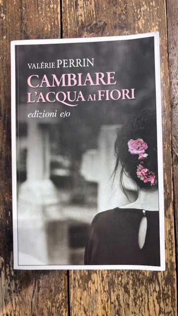 Cambiare l'acqua ai fiori